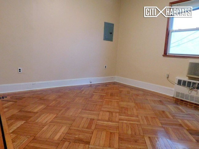 Building Photo - 3838 Maple Ave