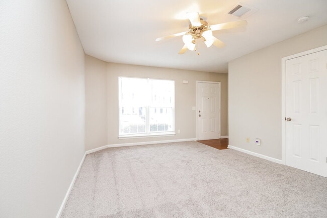 Foto del edificio - 8029 Logan Dr