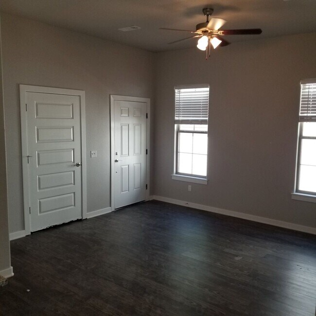 Foto del edificio - 3 bedroom 3.5 bathroom home near campus