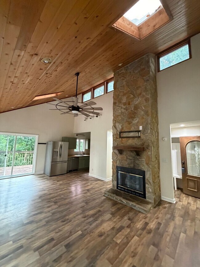 Building Photo - 3 Bedroom / 2 Bath Contemporary Home  Kingsport, TN
