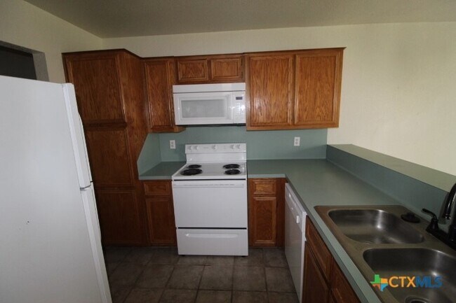 Foto del edificio - 2412 Skylark Cir
