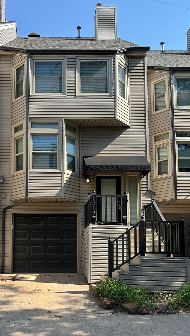 Building Photo - 1219 S Lawton Ave