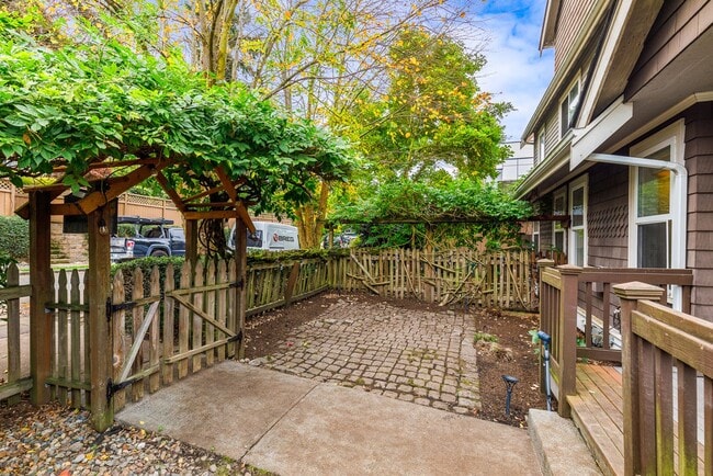 Building Photo - Lower Queen Anne Stand Alone 3 Bedroom Tow...