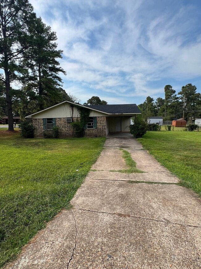 Building Photo - 1208 N Pines Dr