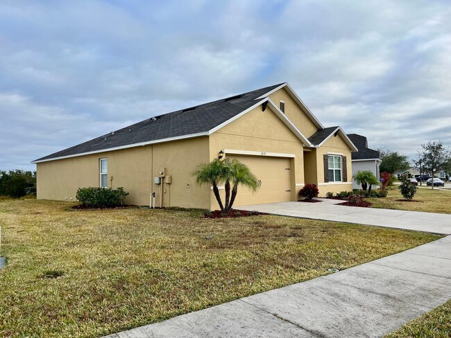 Building Photo - Modern 3 bed/2 bath home with brand-new fl...