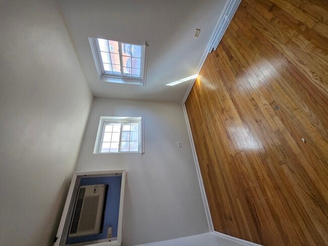 Building Photo - 9458 Glenlake Ave