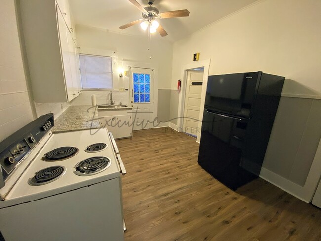 Foto del edificio - Modern Upgrades + Classic Charm – 2BR Dupl...