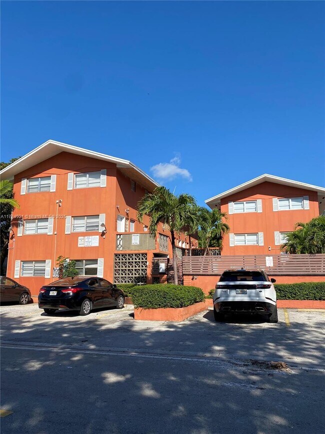 Foto del edificio - 421 NE 68th St