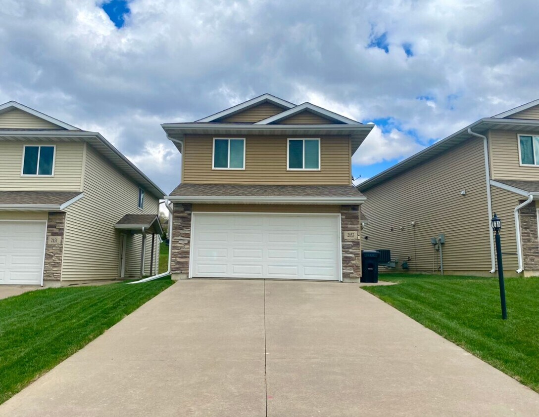 Foto principal - $1,900| 3 Bedroom, 2.5 Bathroom Home | Cat...