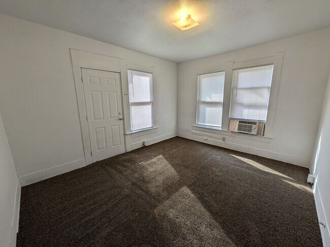 Foto del edificio - 2105 Cable Ave