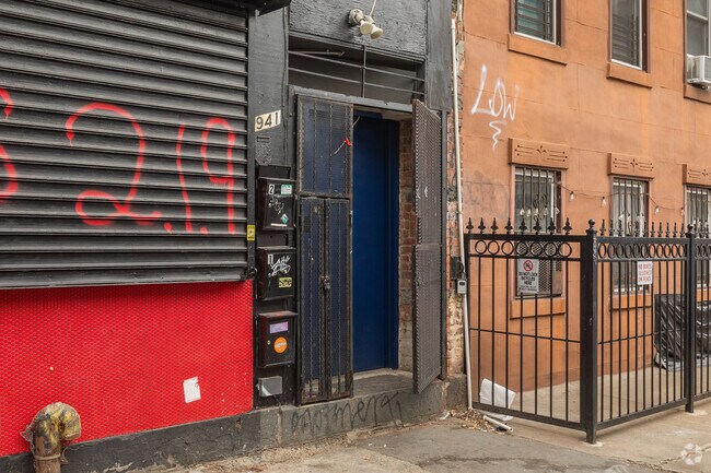 Building Photo - 941 Willoughby Ave