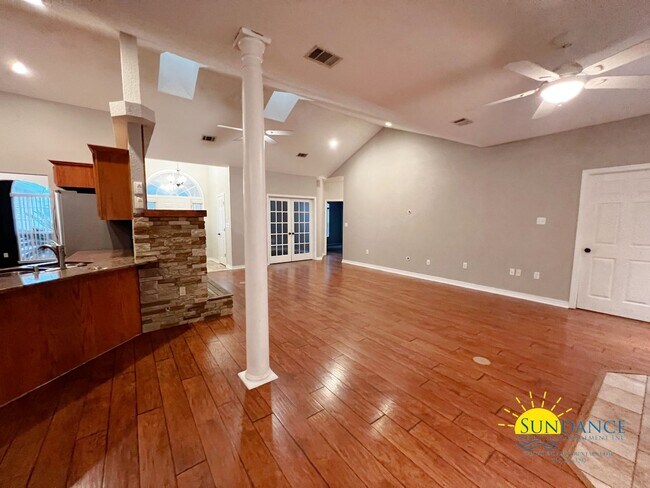 Building Photo - Gorgeous 3 Bedroom home with Pool in Crest...