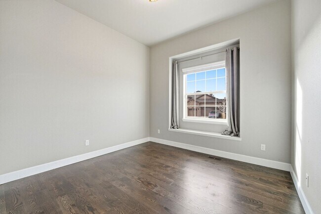 Foto del edificio - Stunning 5-Bedroom Rancher in Flying Horse!!