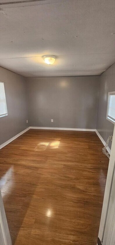 Building Photo - Two Bedroom One Bath Home