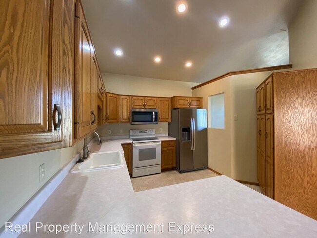 Building Photo - 4 br, 3 bath House - 6604 S Mogen Ave