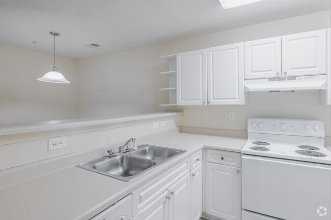 2BR, 2BA - 926SF - Kitchen - Appian Way