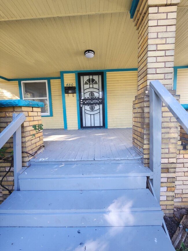 Building Photo - Charming 4-Bedroom Property in Prime Location