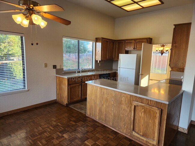 Foto del edificio - Spacious 4 Bed/2 Bath /1,970 square foot h...