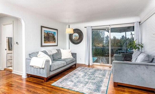 Foto del edificio - 3 bedroom in Seattle WA 98116