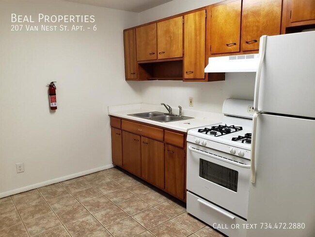 Building Photo - 207 Van Nest St