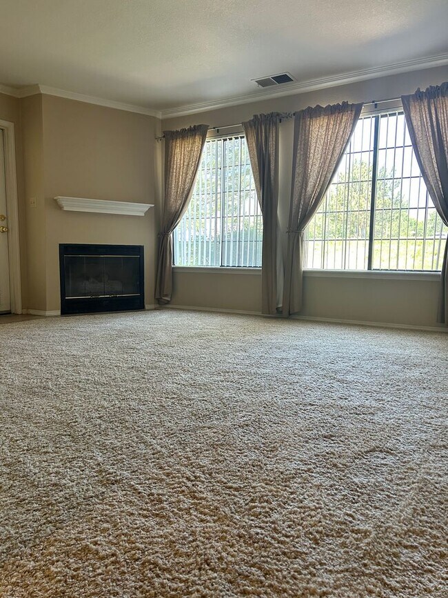 Foto del edificio - $1495/Mos 1 Bed 1 Bath Lower Level Condo i...