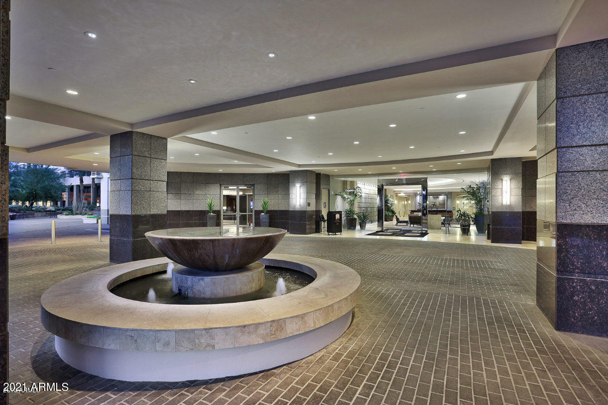 Foto principal - 2211 E Camelback Rd