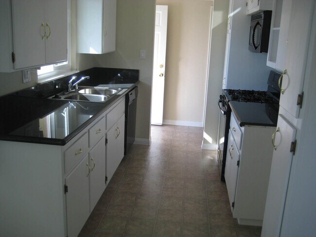 Building Photo - Charming Home or Rent Two, on Quiet Cul de...