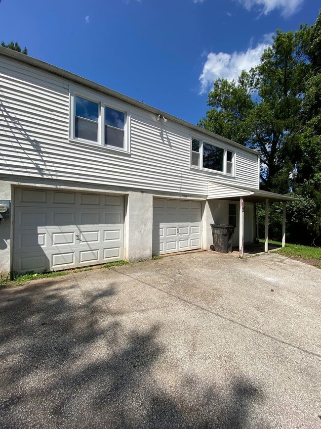 Building Photo - Modern 1 bedroom apartment with garage par...