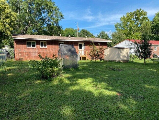 Building Photo - East Side Charmer!
