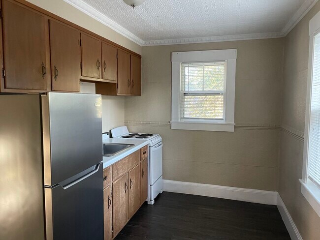 Building Photo - 39 Thorndike St