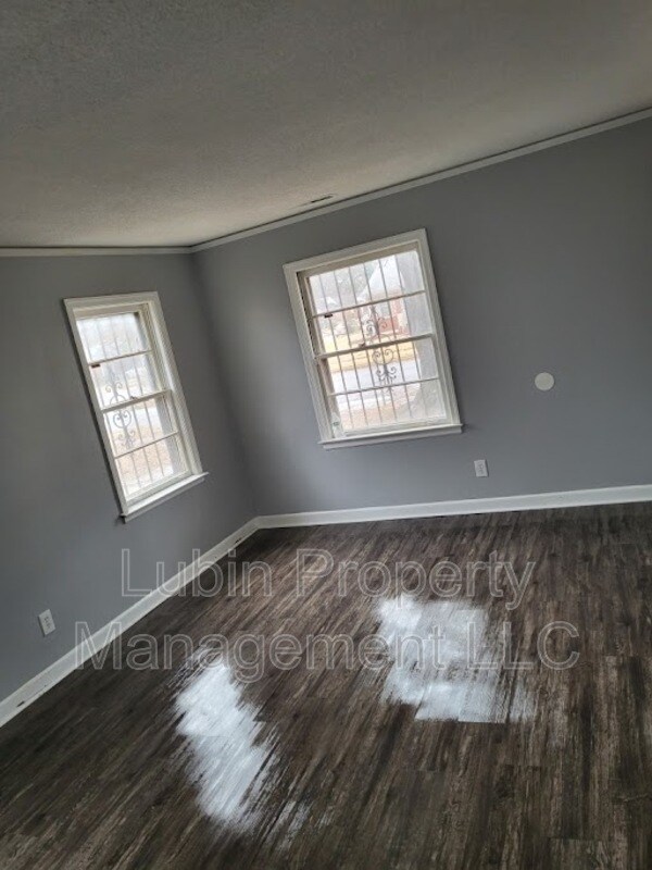 Building Photo - 1815 Greenview Cir
