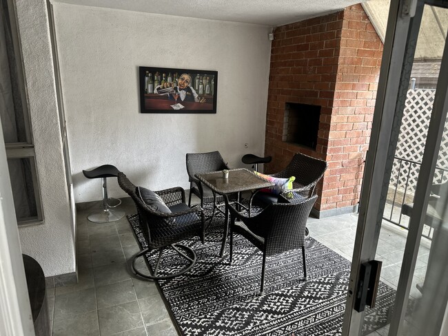 Foto del edificio - 4807 Woodley Ave