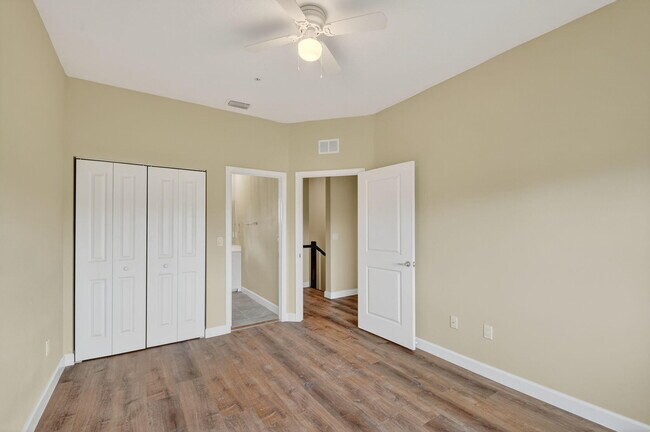 Building Photo - 4949 Serafica Dr