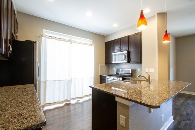 Building Photo - Spacious Modern Town Home with Attached 2 Car Garage!