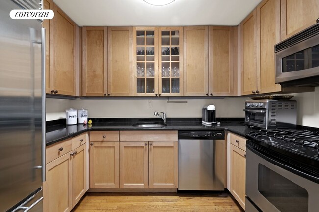 Building Photo - 203 W 90th St