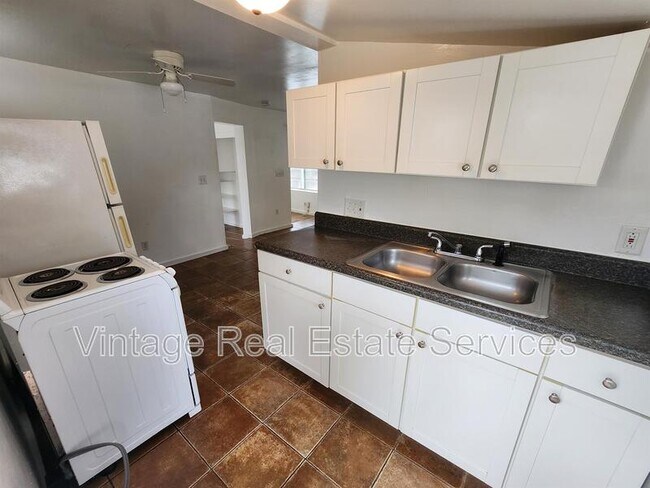 Building Photo - 309 W Comanche Ave