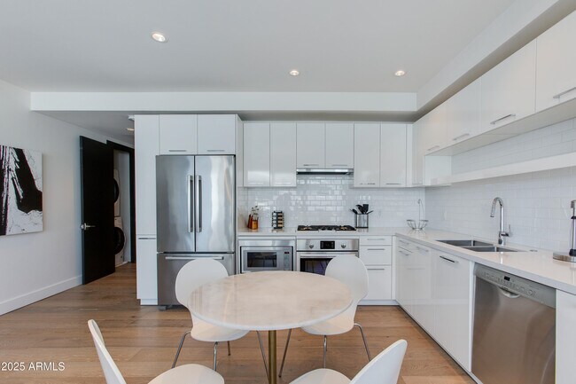 Foto del edificio - 4422 N 75th St