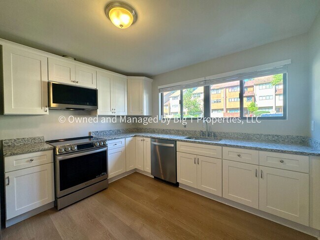 Foto del edificio - Beautifully updated huge townhouse in Wood...