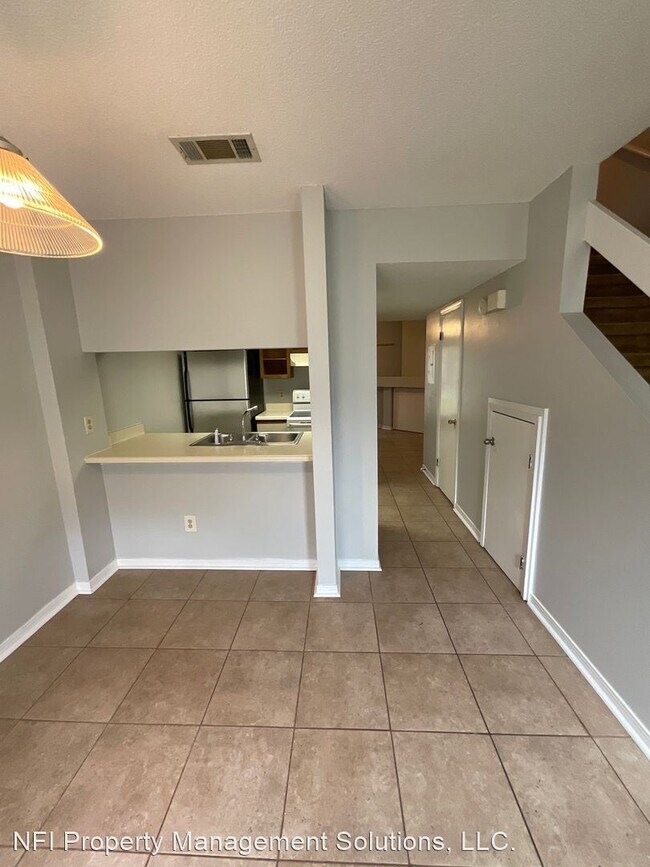 Building Photo - 2 br, 1.5 bath House - 424 E. Burgess Road...