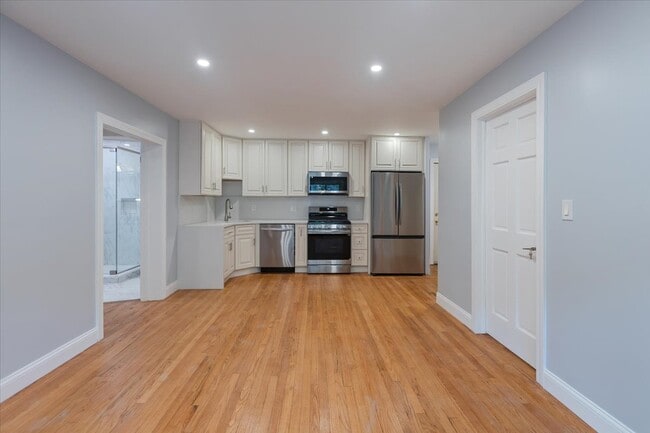 Building Photo - 1441 W Farwell Ave