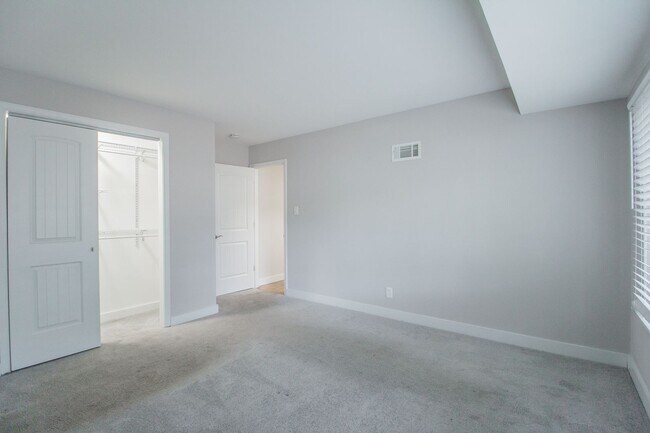 Foto del edificio - Spacious two bedroom renovated apartment