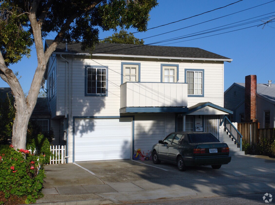 Primary Photo - 387-395 Charles Ave