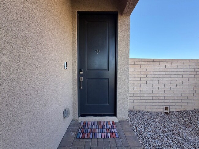Foto del edificio - GORGEOUS 4 BED 3 BATH 2 CAR GARAGE SINGLE FAMILY HOME W/ LOFT, VAULTED ENTRYWAY, BACKYARD, AND BE...