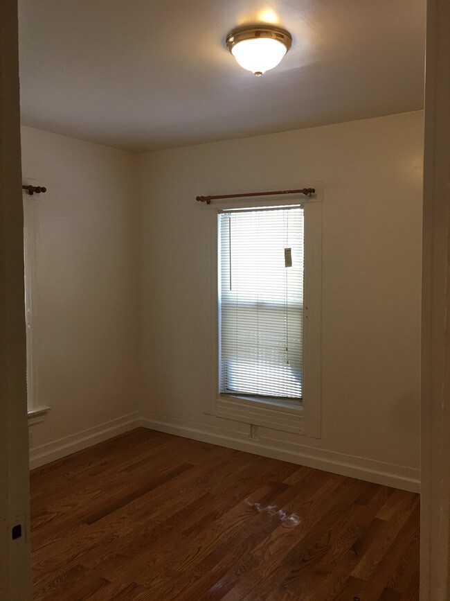Room - 8-14 Cypress St