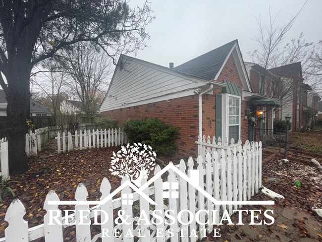 Building Photo - Updated Townhome Located in East Memphis~