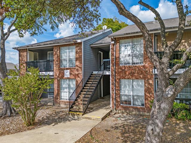 Foto principal - 18333 Roehampton Dr