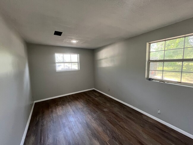 Building Photo - Calling Outdoor Enthusiasts! 3 Bedroom hom...