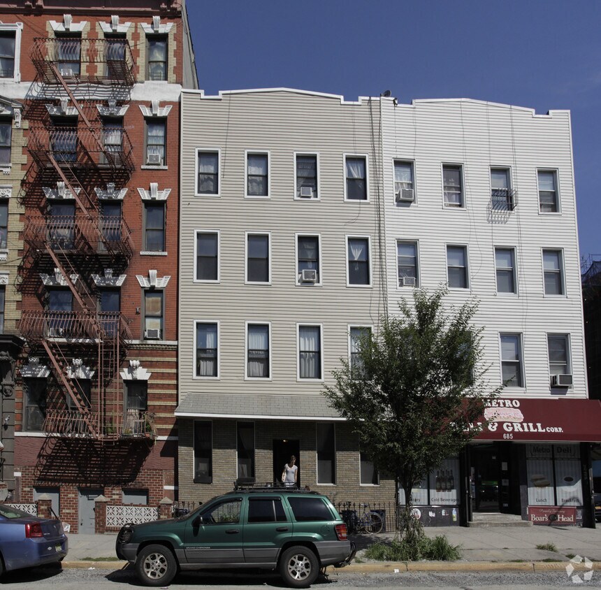 Foto del edificio - 681 Metropolitan Ave