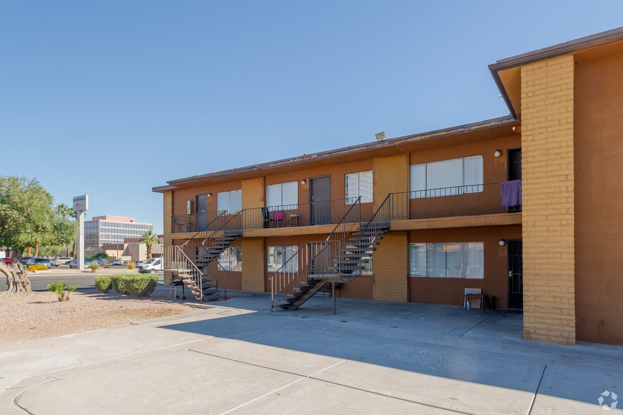 Building Photo - 1121 E Desert Inn Rd