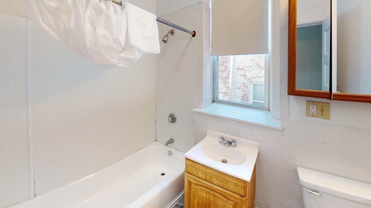 Building Photo - Beautiful spacious unit with great location in Brighton/Brookline border available 9/1/26